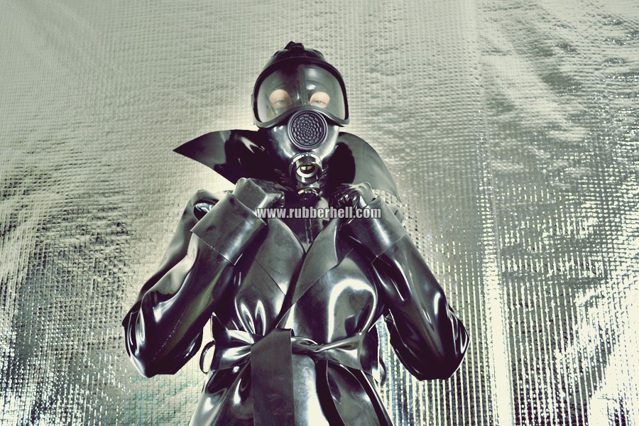heavy-rubber-coat-and-gasmask-rubberhell-01