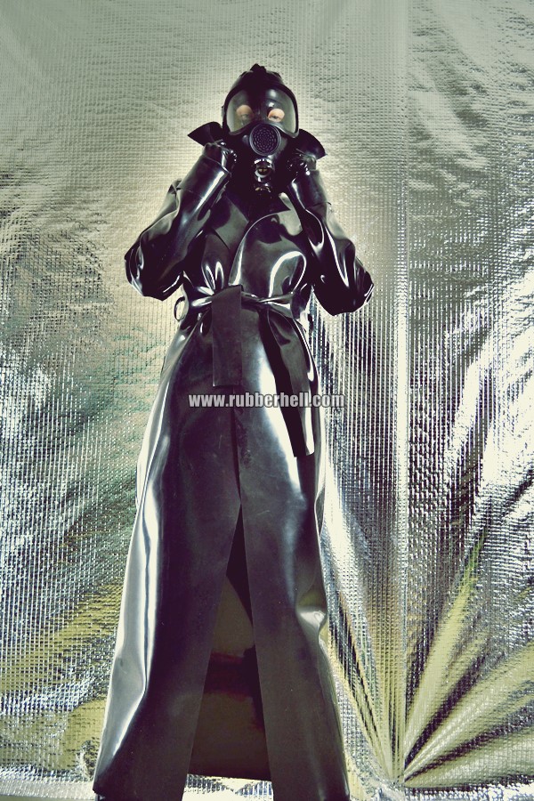 heavy-rubber-coat-and-gasmask-rubberhell-02