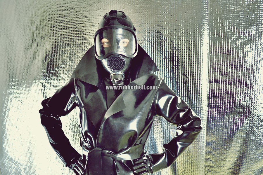 heavy-rubber-coat-and-gasmask-rubberhell-04