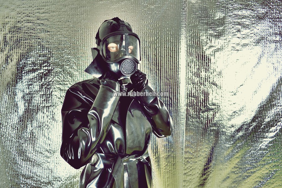 heavy-rubber-coat-and-gasmask-rubberhell-10