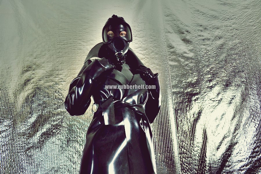 heavy-rubber-coat-and-gasmask-rubberhell-11