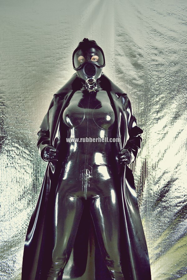 heavy-rubber-coat-and-gasmask-rubberhell-22