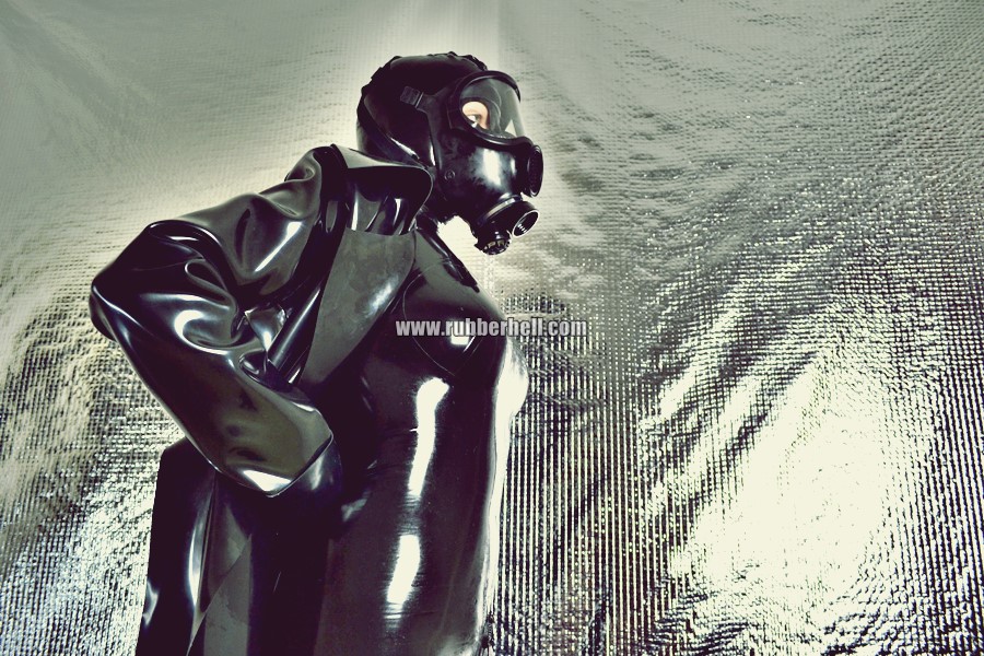 heavy-rubber-coat-and-gasmask-rubberhell-29