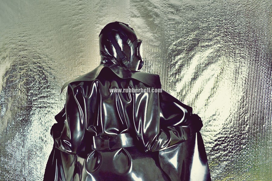 heavy-rubber-coat-and-gasmask-rubberhell-41
