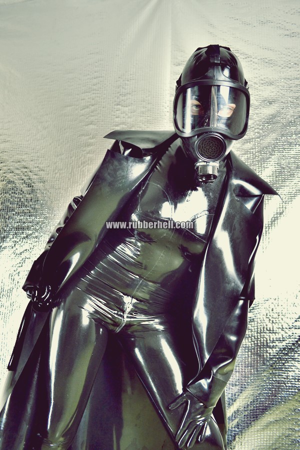 heavy-rubber-coat-and-gasmask-rubberhell-42