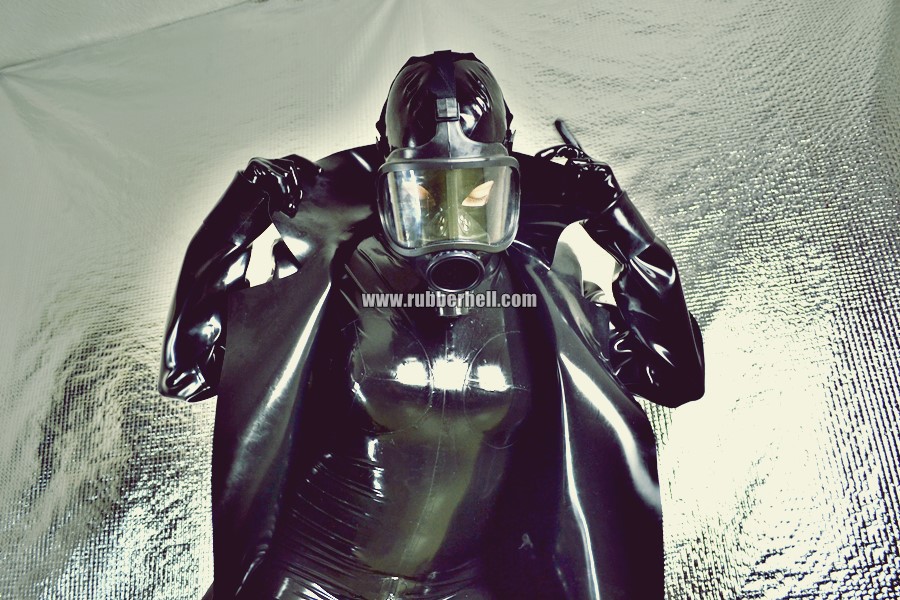 heavy-rubber-coat-and-gasmask-rubberhell-44