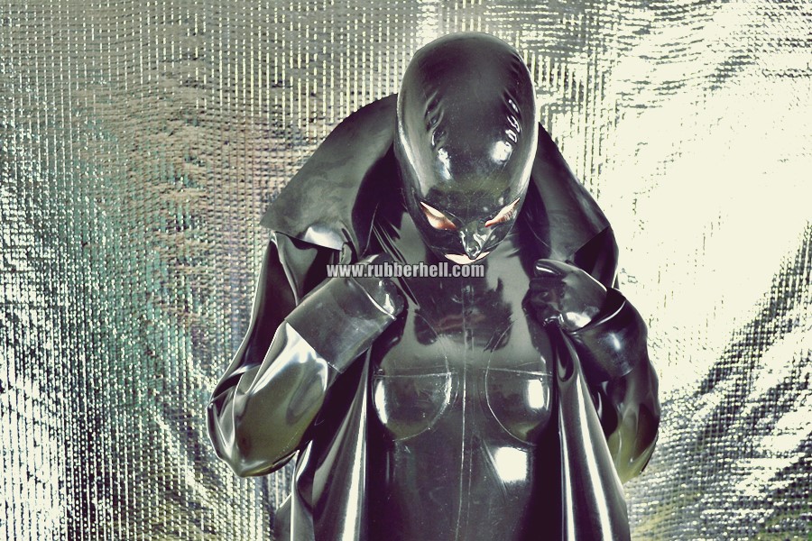 heavy-rubber-coat-and-gasmask-rubberhell-48