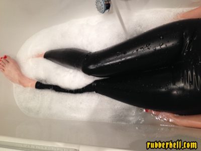 latex_catsuit_hot_bath_02